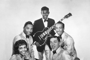 DETROIT - CIRCA 1962:  Smokey Robinson and The Miracles (clockwise from left: Claudette Rogers Robinson, Bobby Rogers, Marv Tarplin, Ronnie White, Smokey Robinson) pose for a portrait circa 1962 in Detroit, Michigan.  (Photo by Michael Ochs Archives/Getty Images)